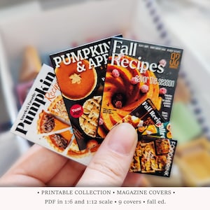 Op de afbeelding: Een hand houdt miniatuur tijdschriftomslagen met herfst recepten. De tijdschriften tonen afbeeldingen van pompoentaart en andere seizoensgerechten. Titels zijn "Pumpkin & Apple Recipes" en "Fall Recipes". Onderdeel van een printbare collectie.