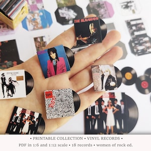 Könnte beinhalten: Miniatur-Vinyl-Schallplattensammlung mit Albumcovern von Rockkünstlern. Die Sammlung umfasst Schallplatten mit schwarzen Vinylscheiben und Albumcovern. Der Text "PRINTABLE COLLECTION • VINYL RECORDS" ist enthalten.