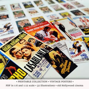 Op de afbeelding: Een verzameling van 32 vintage filmposters met klassieke films zoals "Casablanca", "Gone With The Wind" en "Roman Holiday". De posters zijn gedrukt in zwart-wit met een vintage esthetiek. De posters zijn perfect om een vleugje oude Hollywood-glamour aan je interieur toe te voegen.
