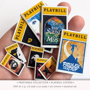 Puede incluir: Una colección de portadas rectangulares en miniatura de Playbill que presentan varios títulos de musicales, incluidos The Sound of Music, Fiddler on the Roof y Les Misérables. Estas pequeñas réplicas de papel impreso muestran ilustraciones y logotipos icónicos.