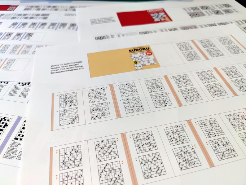 K&ouml;nnte beinhalten: Eine Sammlung von gedruckten Sudoku-R&auml;tseln und anderen Dokumenten. Die Sudoku-R&auml;tsel sind in einem Rasterformat mit Zahlen angeordnet. Das Bild enth&auml;lt auch einen gelben Umschlag mit dem Aufdruck "Sudoku" sowie anderen Text und QR-Codes.
