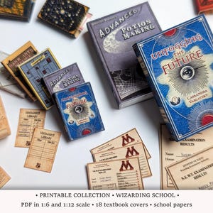 Puede incluir: Miniaturas de portadas de libros y papeles escolares con texto, incluyendo "Unfogging the Future" y "Advanced Potion Making". Los libros son azules, morados y amarillos. Los papeles son de color canela con texto negro. El tema es una escuela de magia.