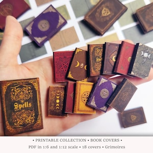 Puede incluir: Una colección de libros en miniatura de estilo antiguo con varios colores y diseños. Los libros se sostienen en una mano y presentan intrincadas letras y símbolos dorados. La palabra "Spells" es visible en un libro. La imagen también incluye el texto "PRINTABLE COLLECTION BOOK COVERS".
