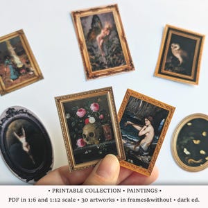 Peut inclure: Une collection de peintures miniatures encadrées, présentant diverses œuvres d'art gothiques et classiques. Les œuvres comprennent des images d'un hibou, d'un crâne avec des fleurs et d'une figure nue. Les cadres sont dorés. Le texte dit "PRINTABLE COLLECTION - PAINTINGS."