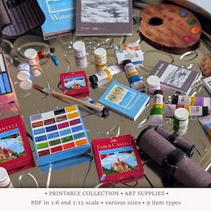 Könnte beinhalten: Eine Sammlung von Miniatur-Kunstbedarf, darunter Faber-Castell-Schachteln, Aquarellnäpfchen, Farbtuben, Skizzenbücher und Holzpaletten. Das Set enthält verschiedene kleine Bastelartikel, darunter Pastellsets und Pinsel, angeordnet auf einer reflektierenden Oberfläche.