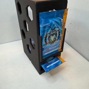 Dispensador de sobres MTG con tapa magnética: para juegos y paquetes de colección de Magic: The Gathering