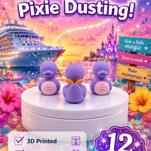 Può includere: Tre piccole statuette di drago viola con ali arancioni e pance rosa chiaro, esposte su una piattaforma circolare bianca. Lo sfondo mostra una nave da crociera, un castello e il testo Perfect for Pixie Dusting, 12 PACK e 3D Printed.