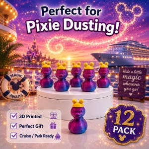 Könnte beinhalten: Eine Sammlung von 3D-gedruckten Entenfiguren in Lila und Blau, jede mit einem gelben Hut. Das Bild enthält den Text "Perfect for Pixie Dusting!" und "12 Pack". Im Hintergrund sind ein Kreuzfahrtschiff und eine Disney-Themenlandschaft zu sehen.