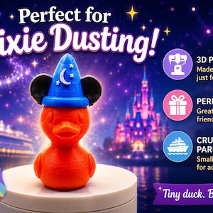 Puede incluir: Un pato de goma naranja con un sombrero de mago azul, orejas de ratón negras, una luna creciente blanca y estrellas. El texto incluye "Perfect for Pixie Dusting!", "3D PRINTED", "PERFECT GIFT", "CRUISE / PARK READY", "DUCK DUCK CRUISE" y "Tiny duck. Big magic."