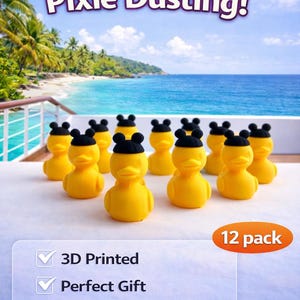 Puede incluir: Un grupo de patitos de goma amarillos con sombreros negros, dispuestos sobre una superficie blanca. La imagen incluye el texto "Perfect for Pixie Dusting!" y "12 pack". El fondo muestra una escena de playa tropical.
