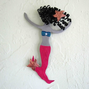 Art mural sirène, cadeau pour maman, art mural en métal, sculpture de sirène, maison de plage côtière en métal recyclé 6 x 9 prête à être expédiée