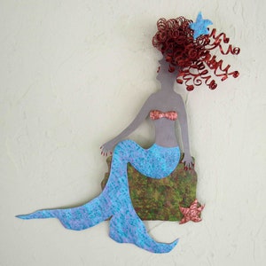 Muurkunst zeemeermin van gerecycled metaal: kleurrijk kustdecor (13 x 16)