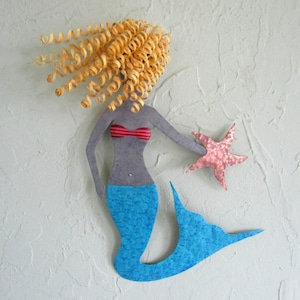 Handgemaakte metalen muurkunst zeemeermin: strandhuisje decor (8 x 13)