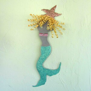 Geüpcycled metalen muurkunst zeemeermin: kustsculptuur (11 x 19)