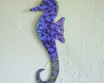 Paarse metalen muurkunst zeepaardje: geüpcycled kustdecor, 5 x 12 inch