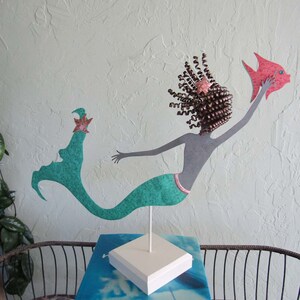 リサイクルメタルの人魚彫刻：海岸沿いのビーチハウスの装飾