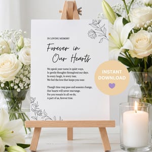 Könnte beinhalten: Ein weißes Gedenkschild auf einer Holzstaffelei mit dem Text In Loving Memory Forever in Our Hearts und einem Gedicht. Das Design enthält schwarze florale Strichzeichnungen in den Ecken und eine beige Grafik mit dem Text Instant Download.
