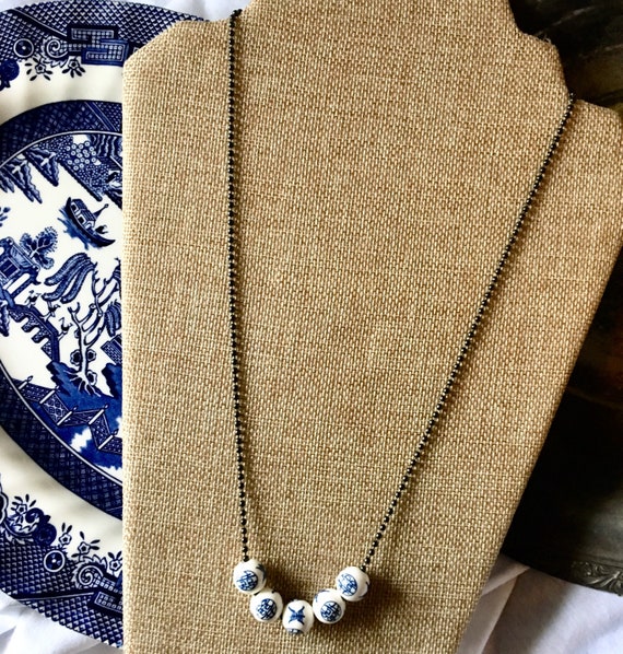 Collier Macramé Satin Bleu Nuit Et Perles De Porcelaine Blanche - Création élégante, Fabrication Française