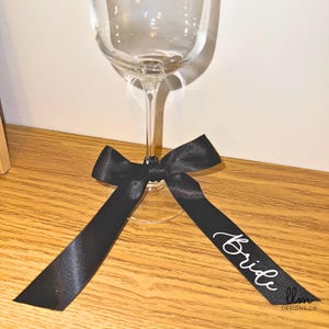 Gepersonaliseerde wijnglaslinten | Aangepaste bruiloft champagne glazen strik gunst | Naamkaartjes satijnen lint Drankje | Naamkaartjes babyshower |