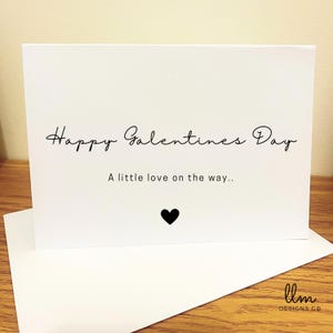 Cartão de anúncio de gravidez do Dia das Galentines | Cartão de anúncio de bebê | Cartão de anúncio de bebê personalizado para o Dia dos Namorados | Amigos Revelam
