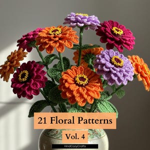 Puede incluir: Un ramo de flores de zinnia tejidas a ganchillo en colores vibrantes, incluyendo naranja, morado y magenta, con centros amarillos y tallos verdes. Las flores están dispuestas en un jarrón decorativo. El texto en la imagen dice: "21 Floral Patterns Vol. 4".