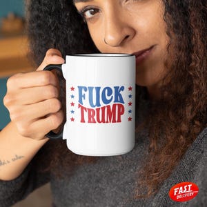 Taza de café anti-Trump: estrellas patrióticas, taza de cerámica con el sutil mensaje "Que se joda Trump"
