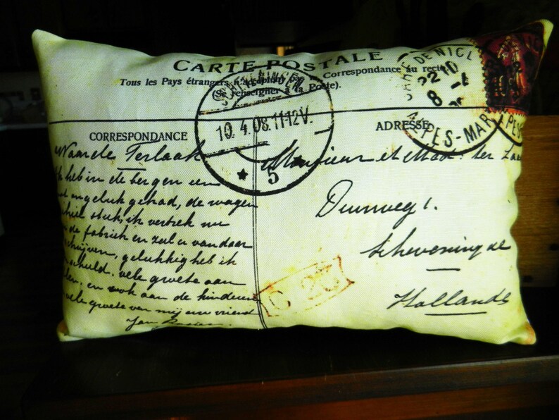 Puede incluir: Una postal vintage con fondo amarillento y texto negro. La postal tiene un sello con el texto "10.4.08.1142%" y un mensaje escrito a mano que dice "Wamele Terloa habim in de bergen een angeluk gehad, de wagen hiul shuk, ih vertrek en zal u vanden whuld, bele groete au, en ook aan de kinderen, vele groete van mij, uw vriend, You". La postal tambi&eacute;n tiene una direcci&oacute;n escrita a mano que dice "Jumnuey 1, chevening ne, Hallands".