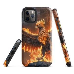Pode incluir: Uma capa de telefone preta com um design de fênix de fogo. O fênix é retratado com as asas abertas e um brilho ardente, sobre um fundo escuro com nuvens.