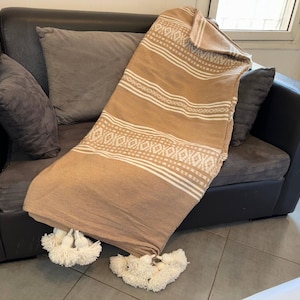 ブラウンのモロッコ ブランケット、ハンドメイドのベルベル ブランケット、ボヘミアン ベッド ブランケット、刺繍入りスロー ブランケット、ベッド カバー、ソファ スロー ブランケット、白いポンポン。