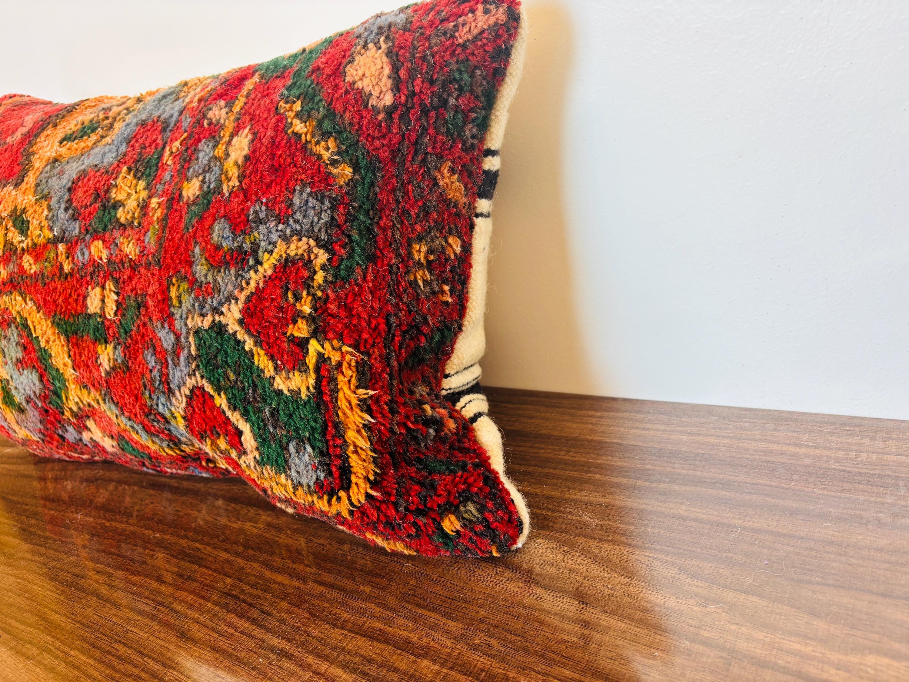 モロッコウール枕 – 鮮やかな赤とマルチカラーのヴィンテージ