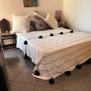 Moroccan Pompom Blanket,Moroccan Blanket,Moroccan Throw Blanket, Pom Poms, Boho Blanket,Bed Cover,you can choose any color of the pompom