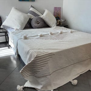 Moroccan Pompom Blanket,Moroccan white Blanket,Moroccan Throw Blanket, Pom Poms, Boho Blanket,Bed Cover,berber blanket, embroded blanket.