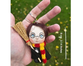 Schlüsselanhänger mit deinem Lieblingscharakter, Miniature Kopie am Schlüsselring, Magische Harry Doll für die Abenteuer der Zauberschule