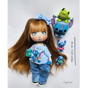 Un encantador homenaje a los dibujos animados clásicos, delicias nostálgicas de muñecas de trapo, adorable recuerdo inspirado en la magia de los dibujos animados, caprichosa muñeca de trapo hecha a mano.