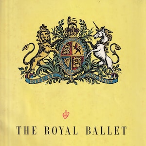 Może przedstawiać: Żółte tło z czarnym napisem „THE ROYAL BALLET”. Powyżej znajduje się szczegółowy herb z lwem, jednorożcem i tarczą zwieńczoną koroną. Herb jest wielokolorowy.