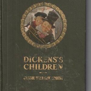 Pode incluir: Capa de livro vintage para "Dickens's Children" de Jessie Willcox Smith. A capa é verde escuro com letras douradas e uma ilustração circular de duas crianças em roupas de inverno. A ilustração é emoldurada por uma coroa de ouro.