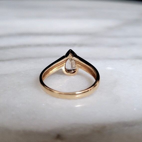 18k Gold And Pear Shaped White Sapphire Ring. - image 7