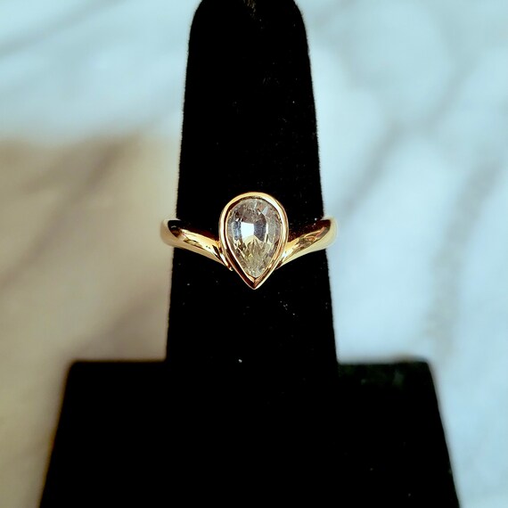 18k Gold And Pear Shaped White Sapphire Ring. - image 2