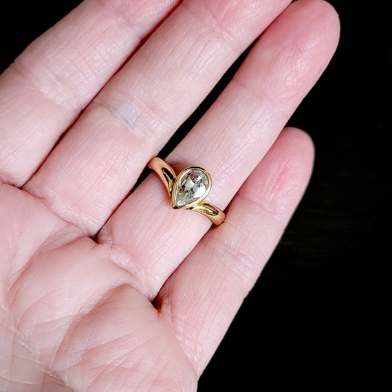 18k Gold And Pear Shaped White Sapphire Ring. - image 8