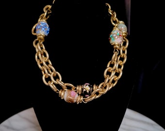 Cadena de oro pesada con cuentas de vidrio veneciano.