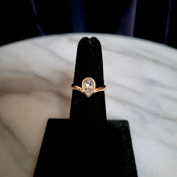 18k Gold And Pear Shaped White Sapphire Ring. - image 5