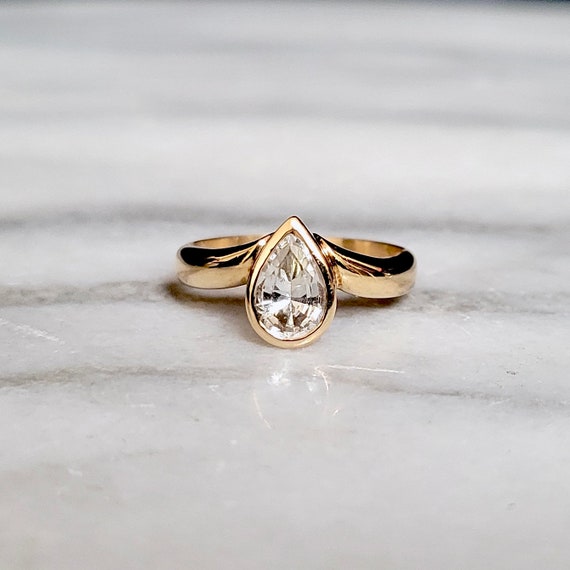 18k Gold And Pear Shaped White Sapphire Ring. - image 1