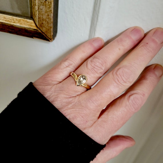 18k Gold And Pear Shaped White Sapphire Ring. - image 3