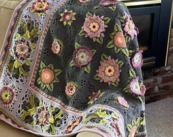 Coperta con fiori 3D lavorata all'uncinetto di qualità tradizionale