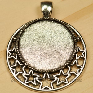5 Circle Pendant Trays Pierce Stars in Silver or Antique Bronze 25mm Recessed Area  (19-16-417)