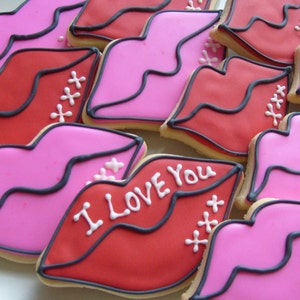 SMOOCHES Lip Decorated Cookie Favors 1 Dozen image 2