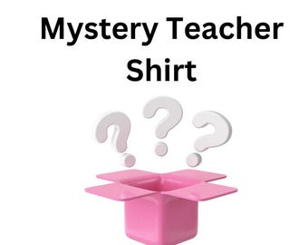 Peut inclure: Une boîte rose avec un point d'interrogation de chaque côté. La boîte est ouverte et l'intérieur est vide. Le texte "Mystery Teacher Shirt" est au-dessus de la boîte.