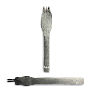 Puede incluir: Dos herramientas de punzonado de cuero plateadas con mango y extremo puntiagudo. La herramienta más grande tiene el número "2,25" impreso en el lateral. La herramienta más pequeña tiene el número "2,25" impreso en el lateral.