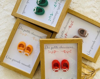 Personalized pregnancy announcement frame - mini crochet slippers - gift for mother-to-be, baby shower, original pregnancy baby reveal
