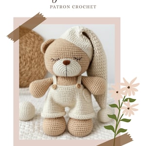May include: Crocheted teddy bear wearing cream-colored overalls and a long nightcap. The bear has closed eyes and a white muzzle. The image includes the text "Léo, le gardien des rêves" and "PATRON CROCHET". A small ball and flowers are also visible.